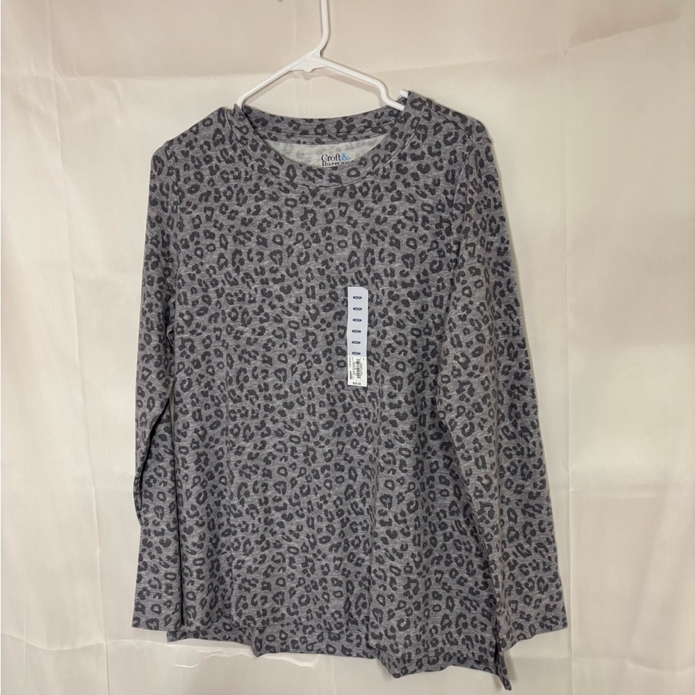 New with tags, womens size medium shirt, #B764